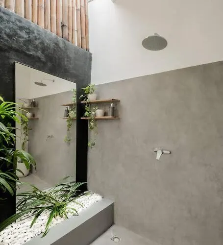 Amazing 3 Bdr In Ultimate Location Villa *